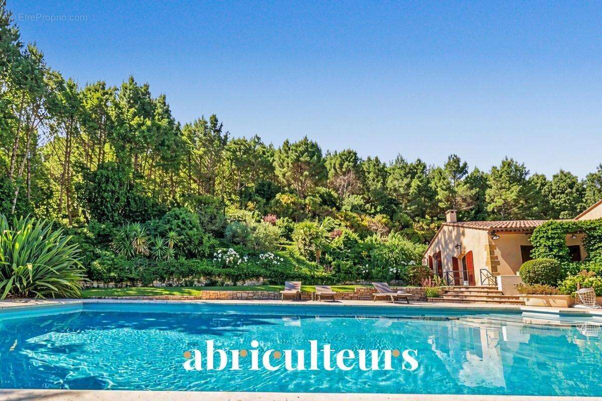 Magnifique villa de 296 m² avec piscine, sauna, spa, terrain de 1,2 ha et vue exceptionnelle à Rognes (13840) - photo 5