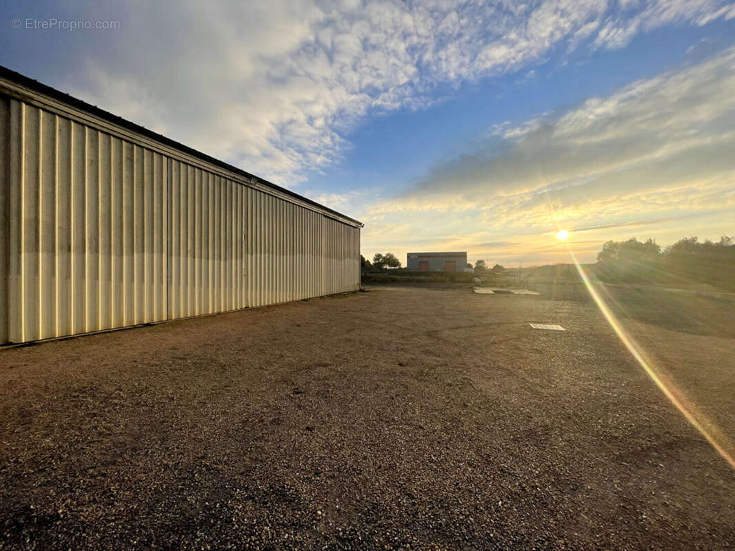 Autre à TREMBLAY-LES-VILLAGES