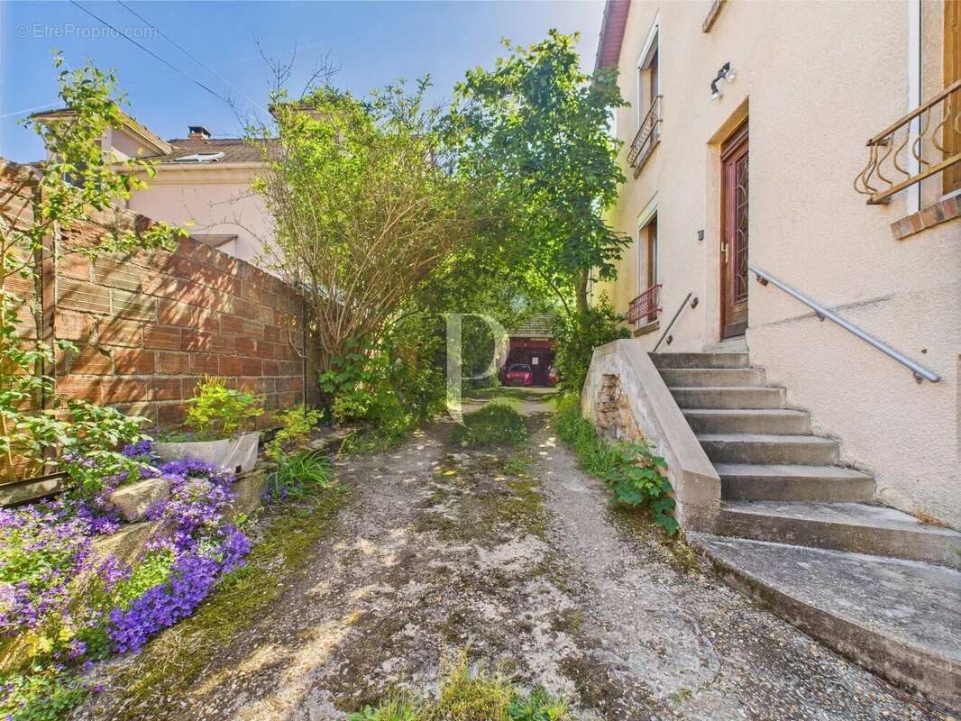 Maison à VERRIERES-LE-BUISSON