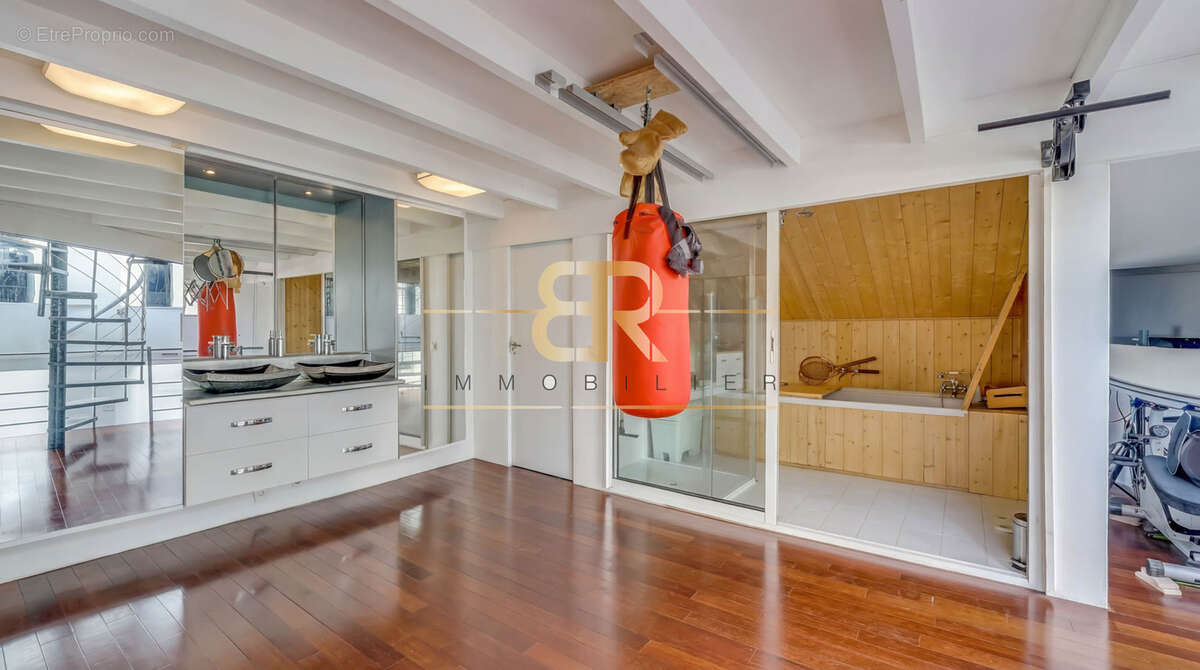 Loft atypique de 190 m2 avec terrasse, sauna sec, jacuzzi, calme et  lumineux - photo 13