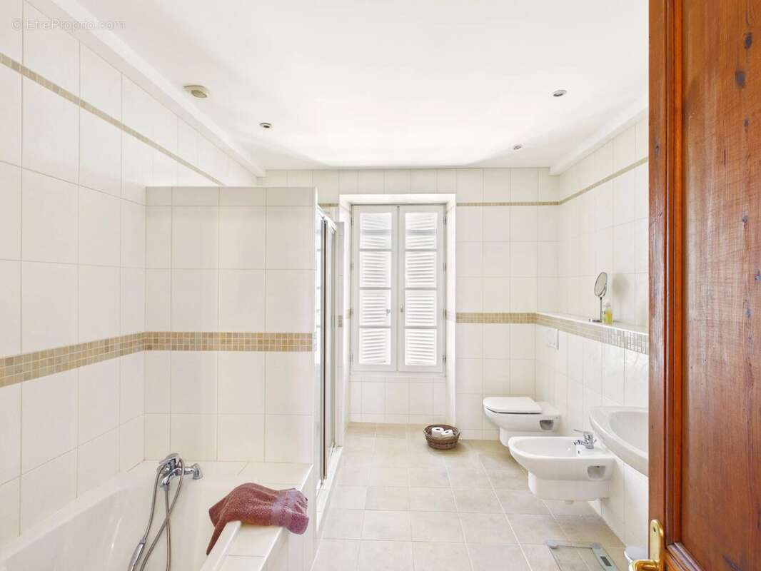 Superbe Maison de Maître avec Piscine Chauffée, Maison d'Amis et Jardins Privés - photo 12