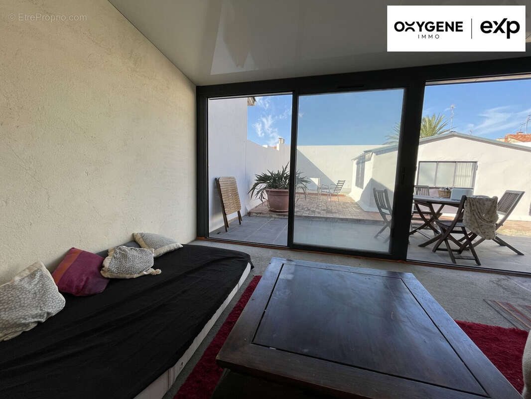 Veranda neuve pour un dejeuner dehors dedans ,à l'abri du vent - Appartement à PERPIGNAN