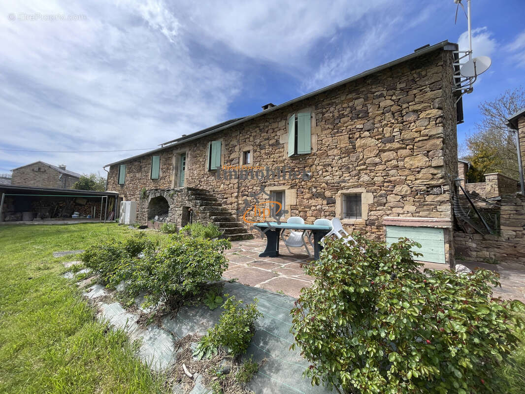 Propriété de caractère avec deux maisons d'habitations, une maison à rénover, dépendances et terrain de 7123 m - photo 3