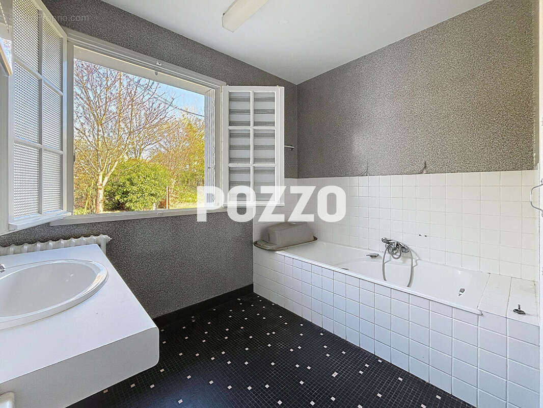 Maison à CONDE-SUR-VIRE