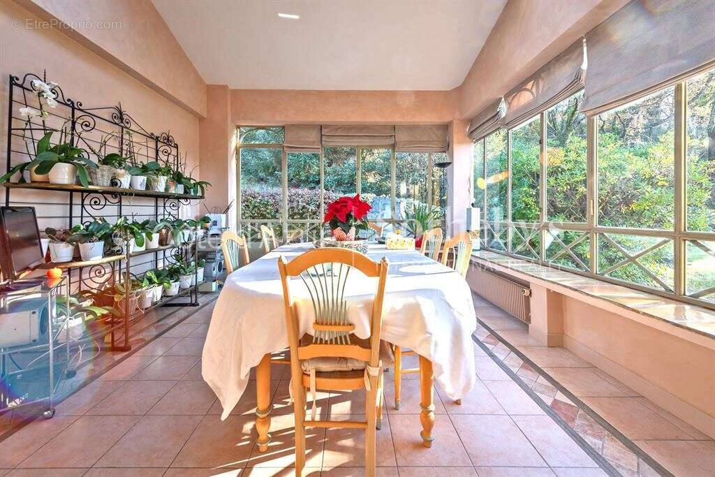 Maison à CHATEAUNEUF-GRASSE