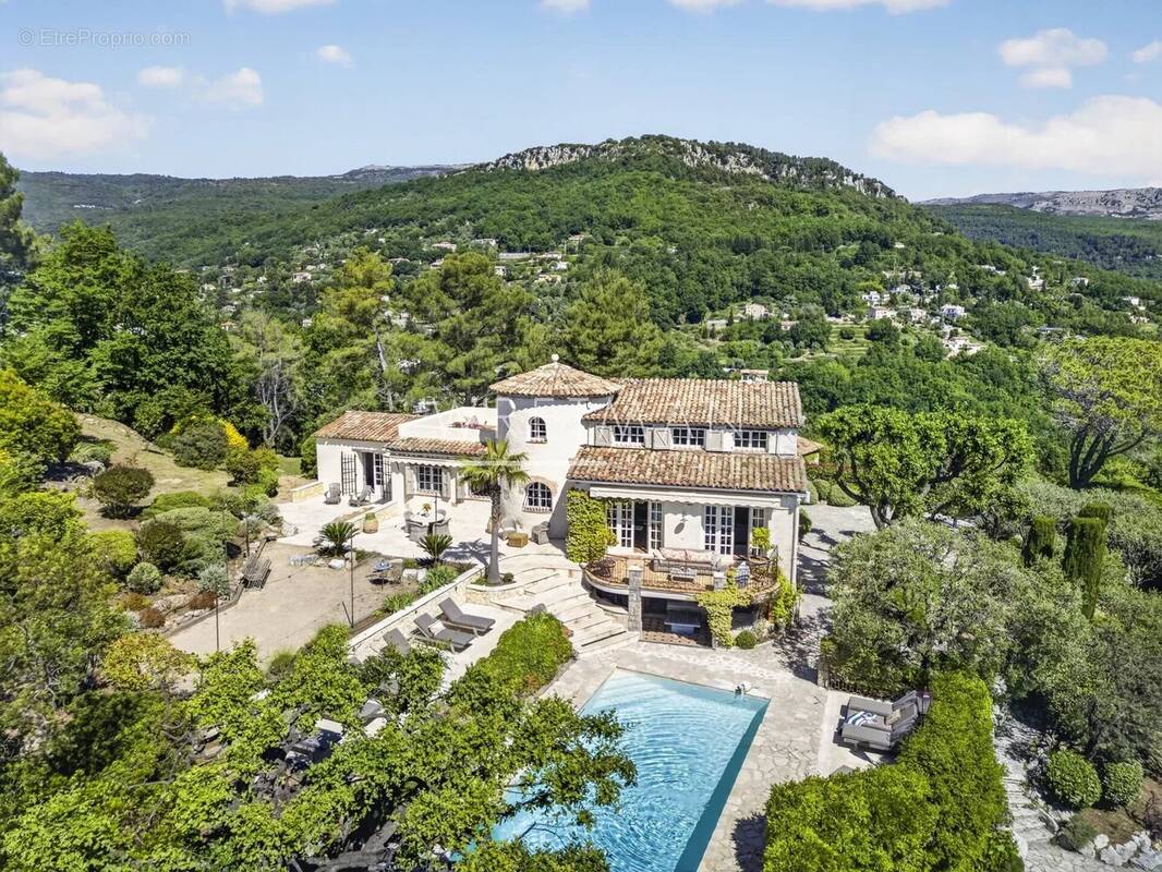 Maison à CHATEAUNEUF-GRASSE