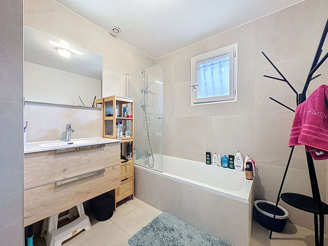 Maison à LA ROCHE-SUR-FORON