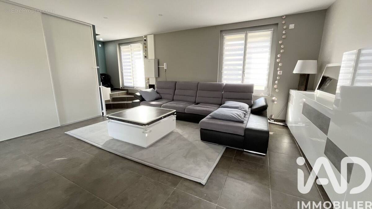 Photo 1 - Maison à LE CHAMBON-FEUGEROLLES