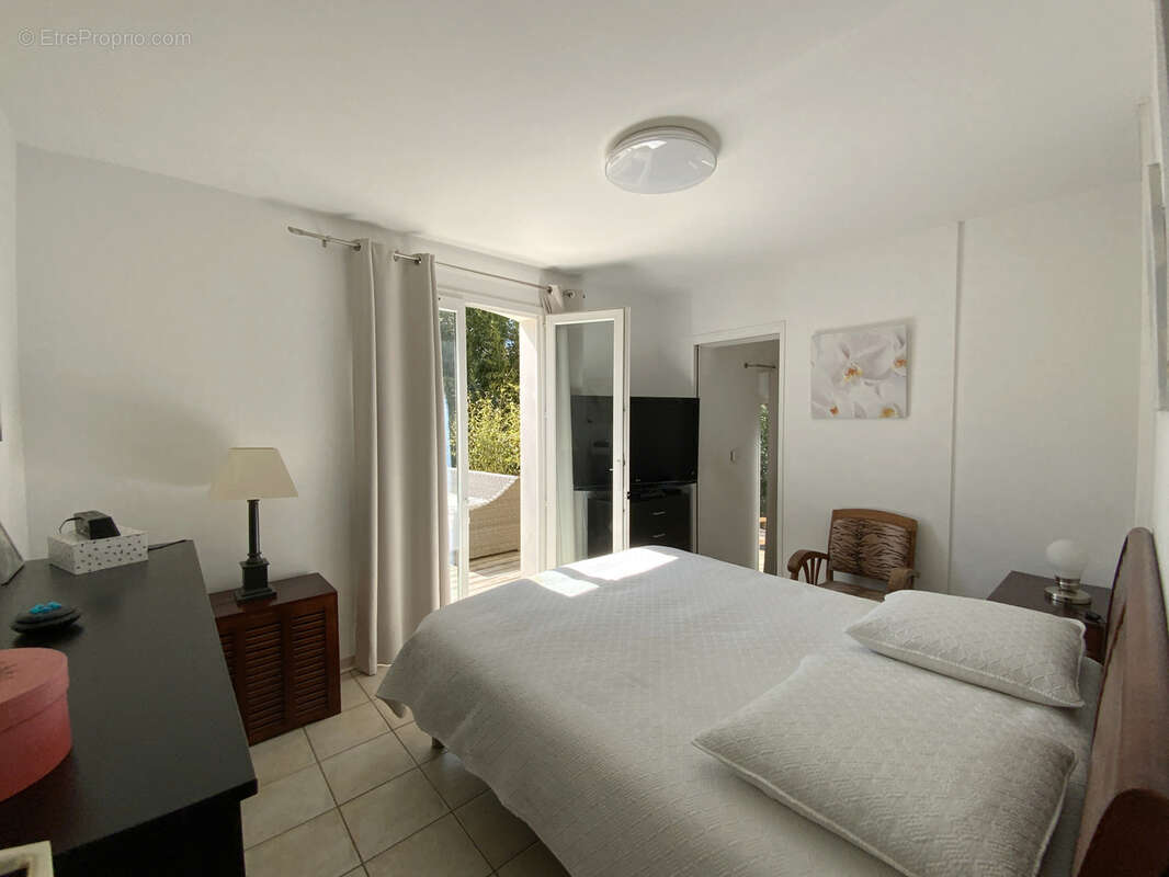 Villa de plain pied sur un magnifique terrain arboré avec piscine. - photo 6