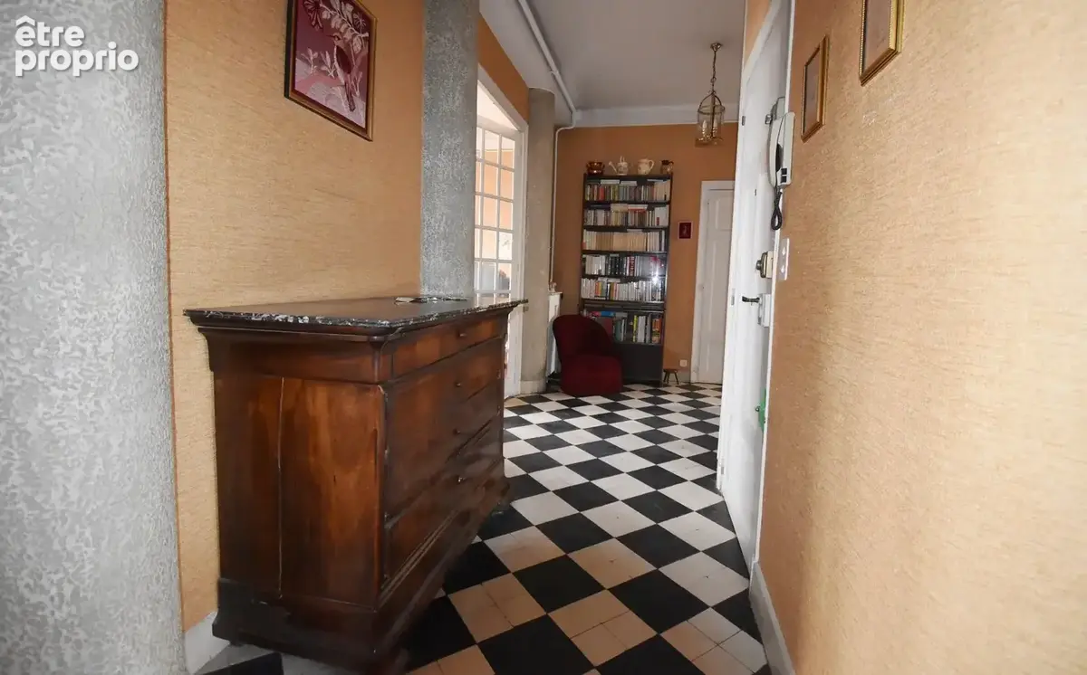 Vente à Vichy d'un grand T3 de 91 m², quartier République. - photo 2