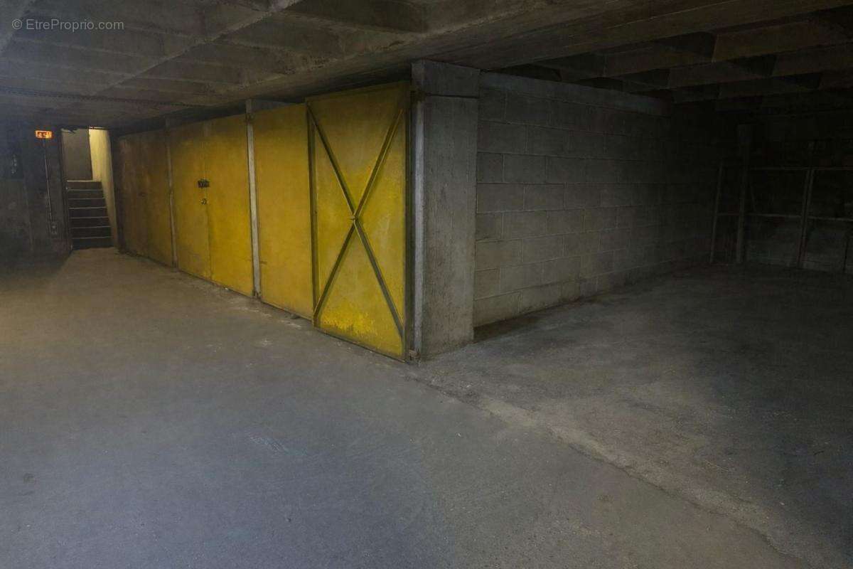 Parking à PARIS-18E