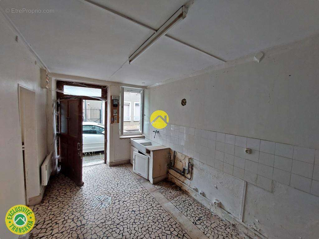 Maison avec dépendance et terrains - photo 7