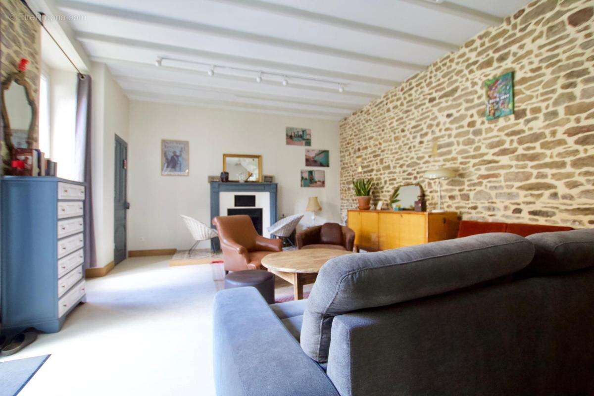 Maison de caractère en pierre – cœur de bourg – jardin clos – environnement calme - photo 3