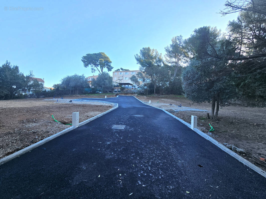 Terrain à LE REVEST-LES-EAUX