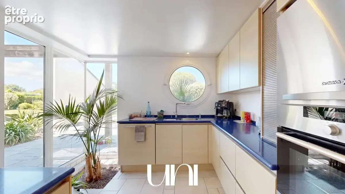 Maison 8 pièces de 170 m2- DONVILLE LES BAINS - photo 4