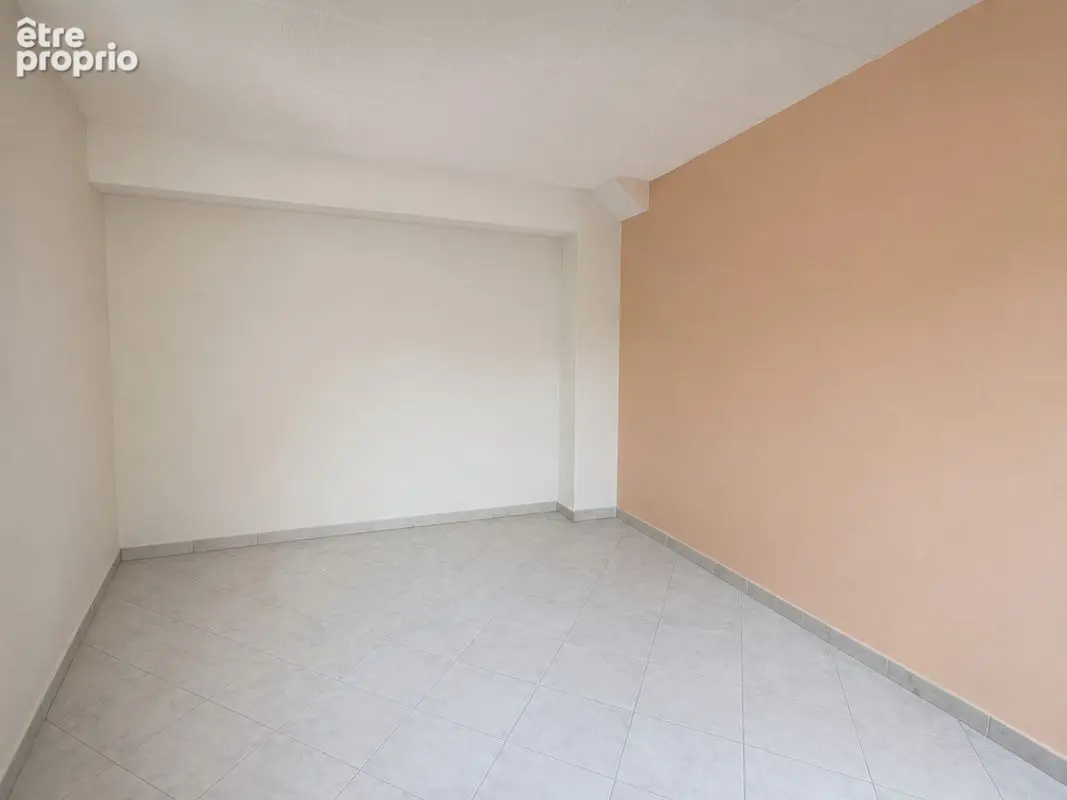 Appartement 85 m² habitables à rénover - Quartier d'Anthéor  - Cave de 60 m² de plain-pied - photo 4
