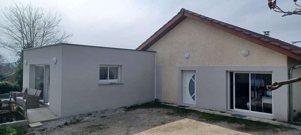 Maison à LA CHAPELLE-DE-LA-TOUR