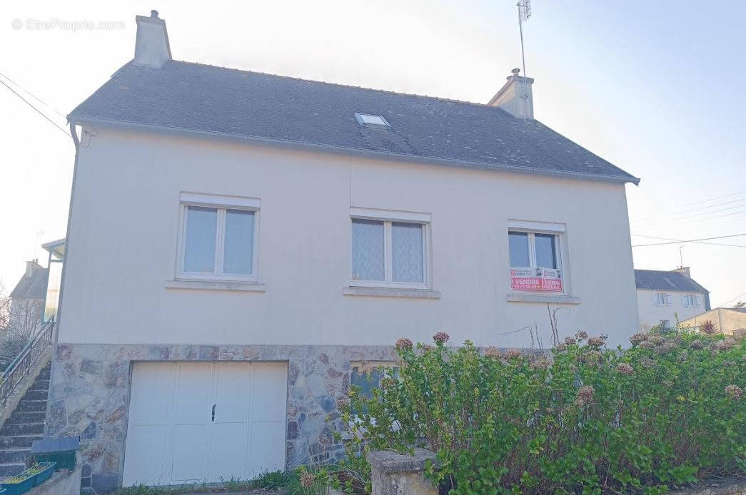 Maison à CHATEAUNEUF-DU-FAOU