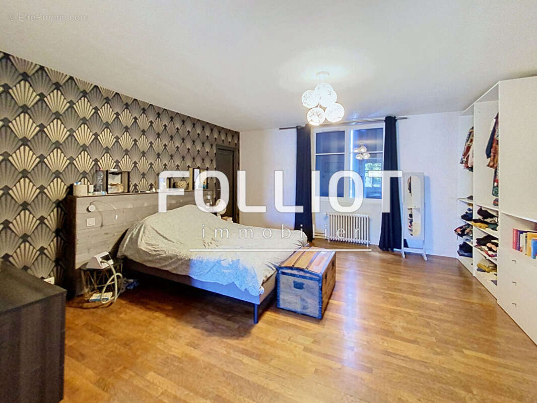A VENDRE - Maison spacieuse de 9 pièces à Fougères - photo 4