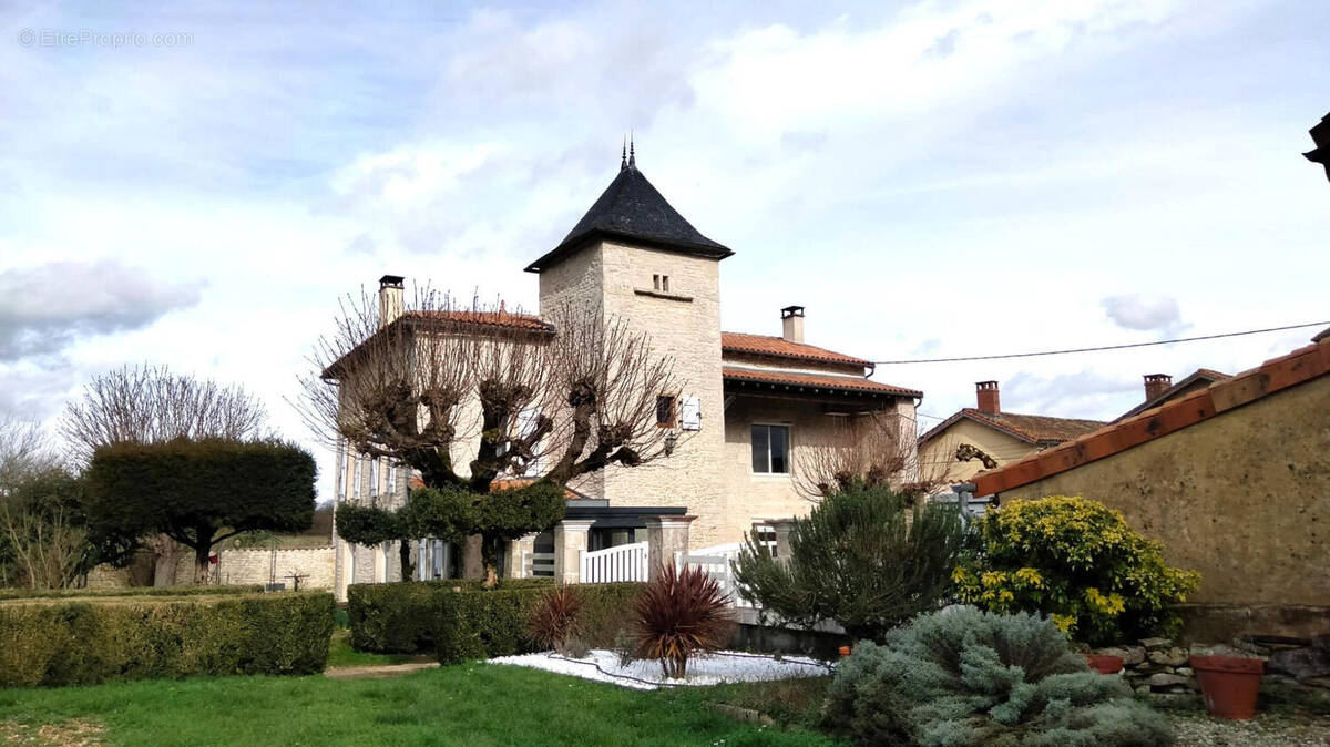 OVERVIEW - Maison à BARRO
