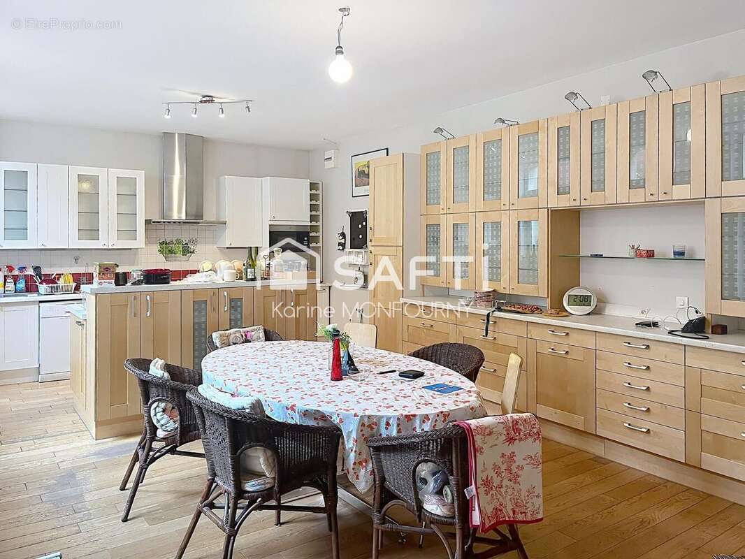 Maison 257 m² à Saint-Quentin  - photo 2