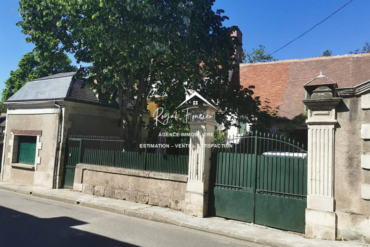 Ensemble immobilier : maison + grange + dépendance (studio) - Maison à YZEURES-SUR-CREUSE