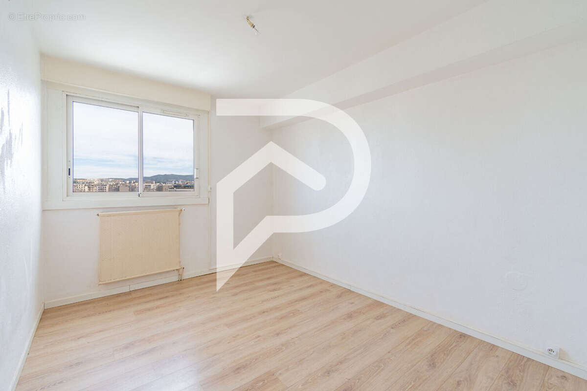 Appartement à MARSEILLE-5E