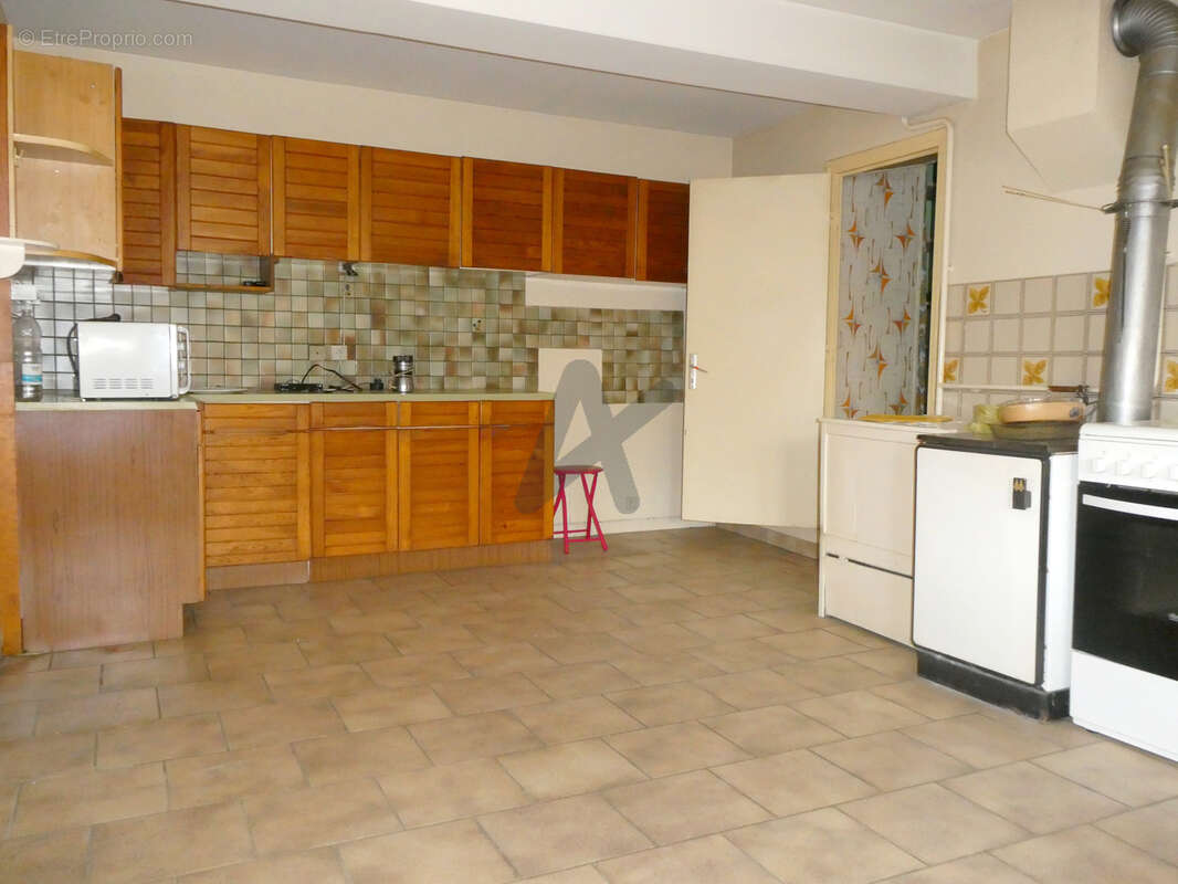 Très belle ferme de caractère indépendante avec grandes dépendances et 5 000 m2 de terrain - photo 12