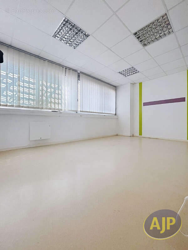 Local commercial Segre - photo 7