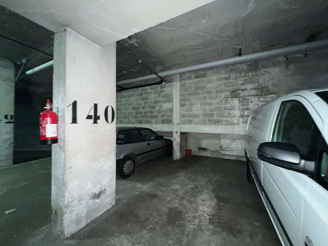 Parking à PARIS-18E