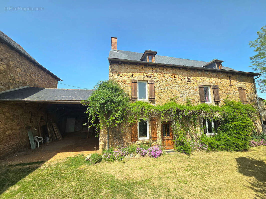 Corps de ferme en pierres avec une vue campagne sur son terrain de près de 2 400m² - photo 12