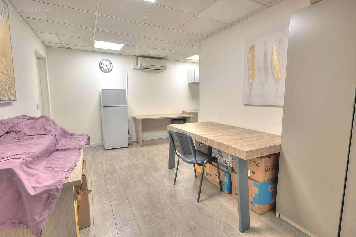 Commerce à VALLAURIS