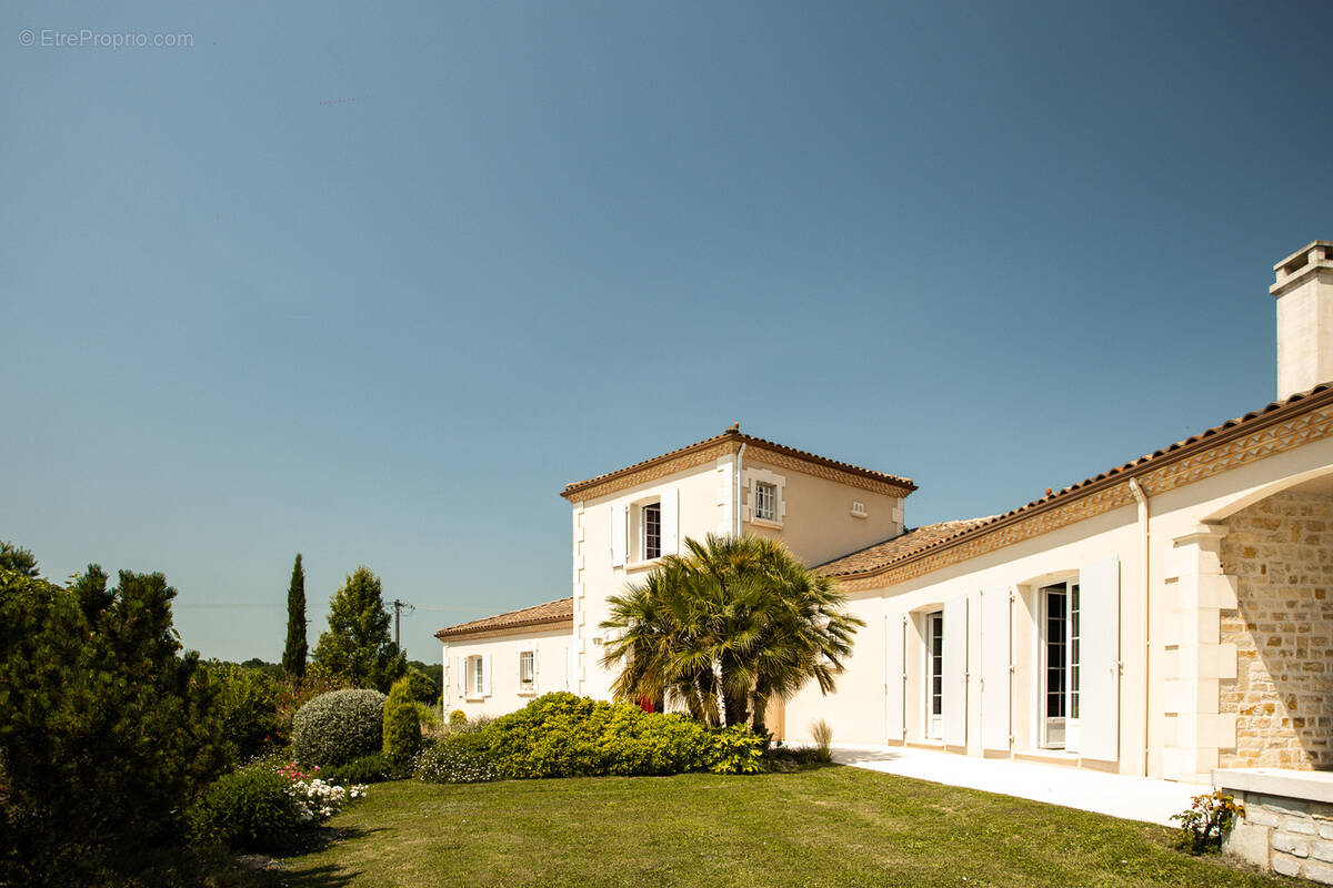 Maison à BARBEZIEUX-SAINT-HILAIRE