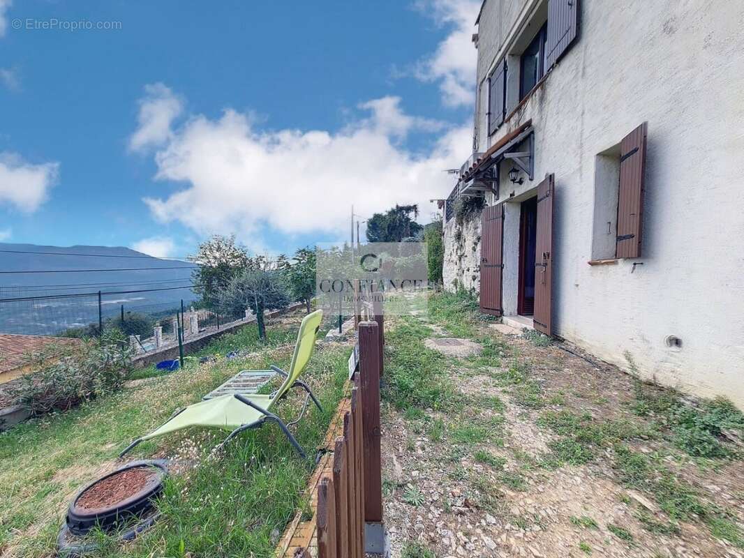 Appartement à CHATEAUNEUF-VILLEVIEILLE