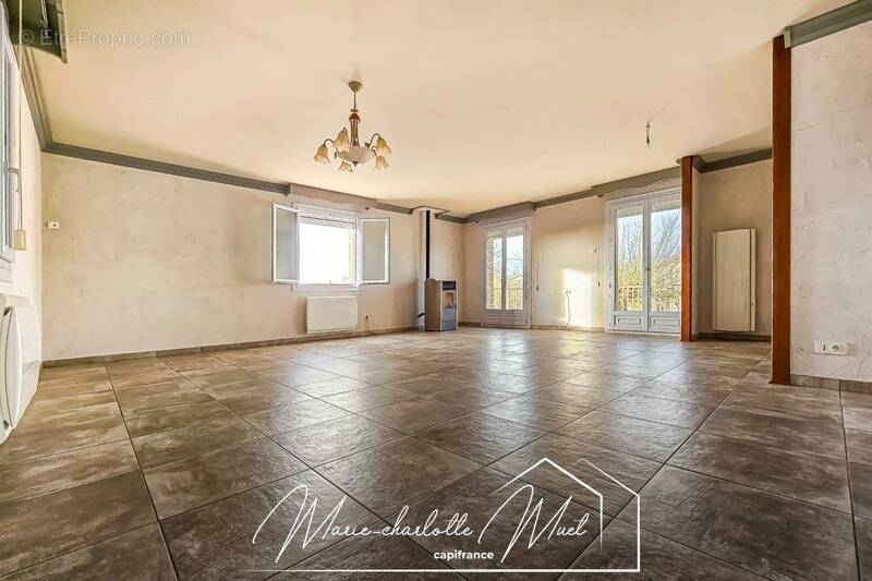 Maison à BAGE-LA-VILLE