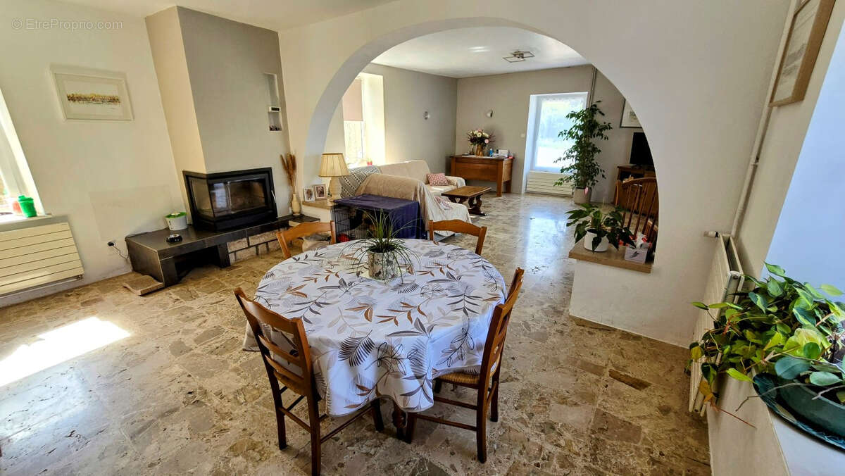 Maison à ESSERTENNE-ET-CECEY