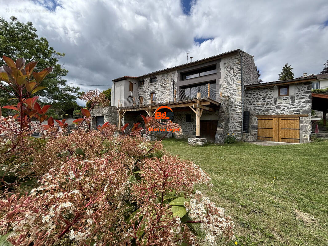 VENTE MAISON CARACTERE RENOVEE 4 CHAMBRES TERRAIN AGENCE BSLE BIEN SE LOGER ENSEMBLE PONT DU CHATEAU - Maison à ROMAGNAT