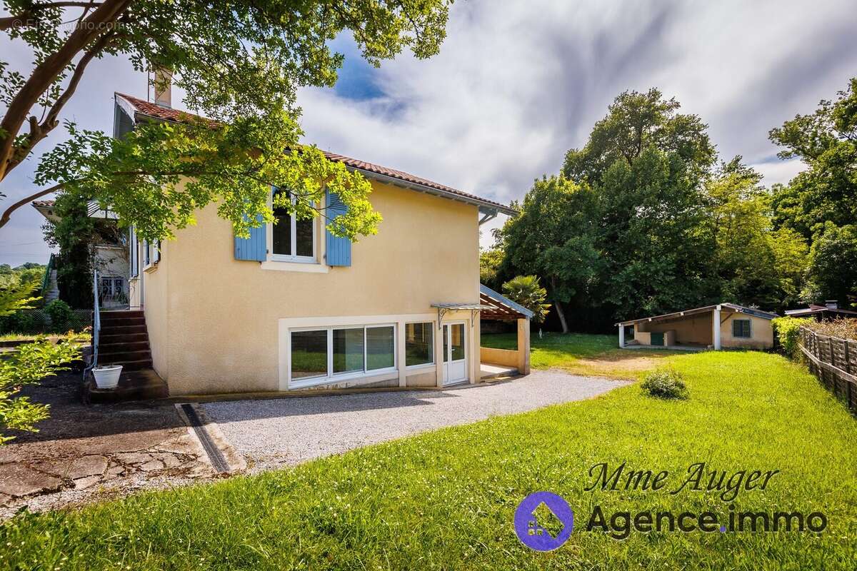 Vue de côté avec Atelier au fond du jardin - Maison à SALIES-DE-BEARN