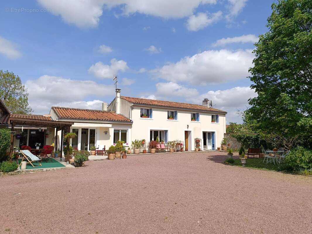 Maison à BLANZAC-LES-MATHA