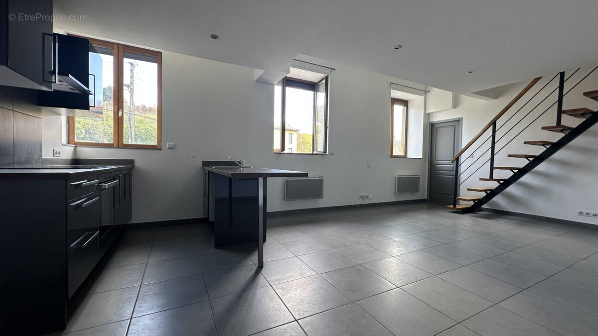 Appartement à L'ARBRESLE