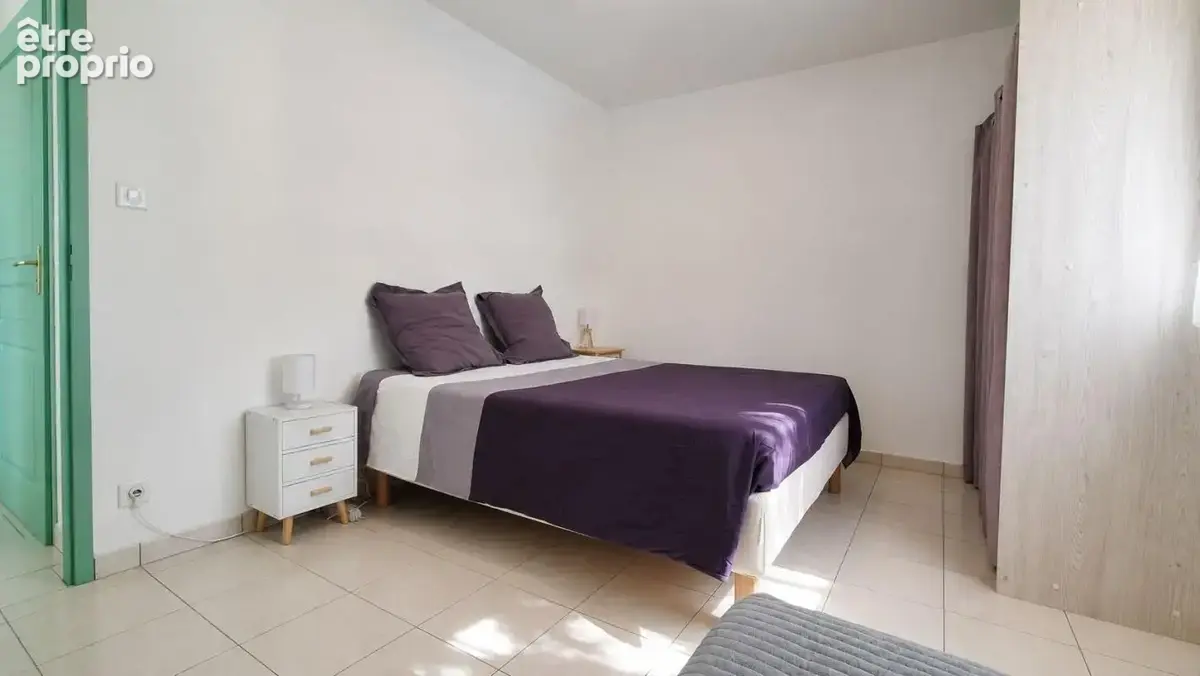 – Maison récente À Vendre avec piscine, photovoltaïque et terrain plat de 1 040 m² - photo 9
