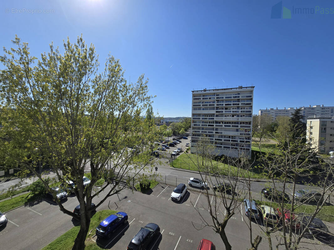 Appartement à PIERRE-BENITE