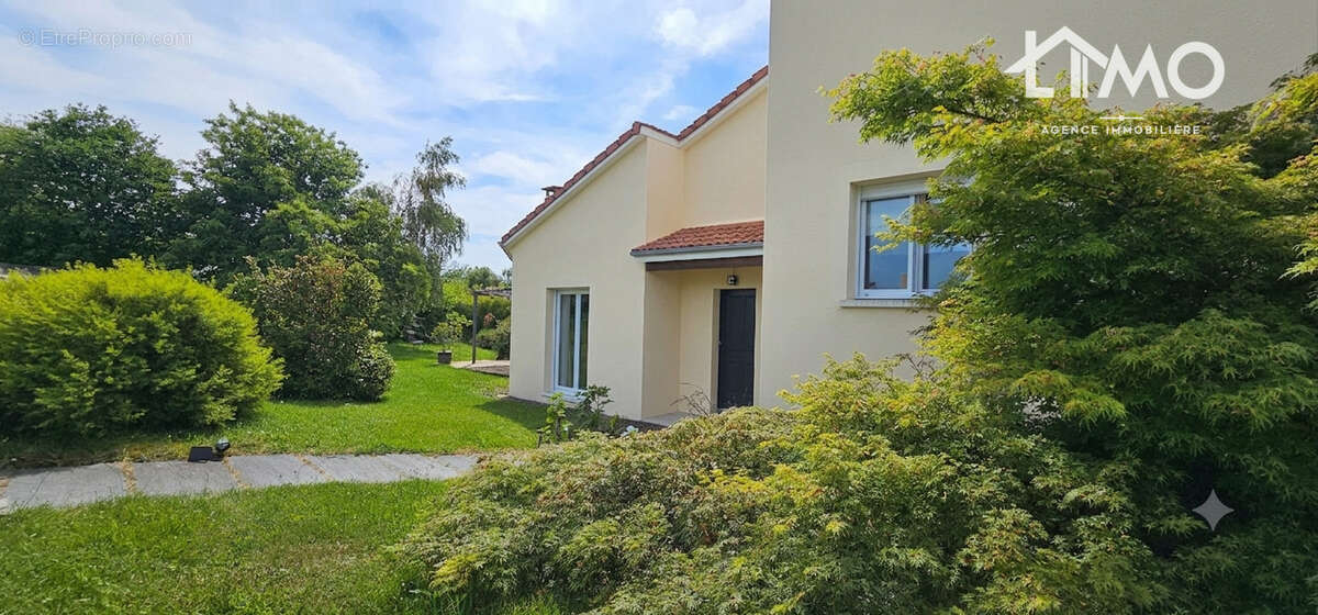 Maison 110 m² à Meuzac  - photo 2