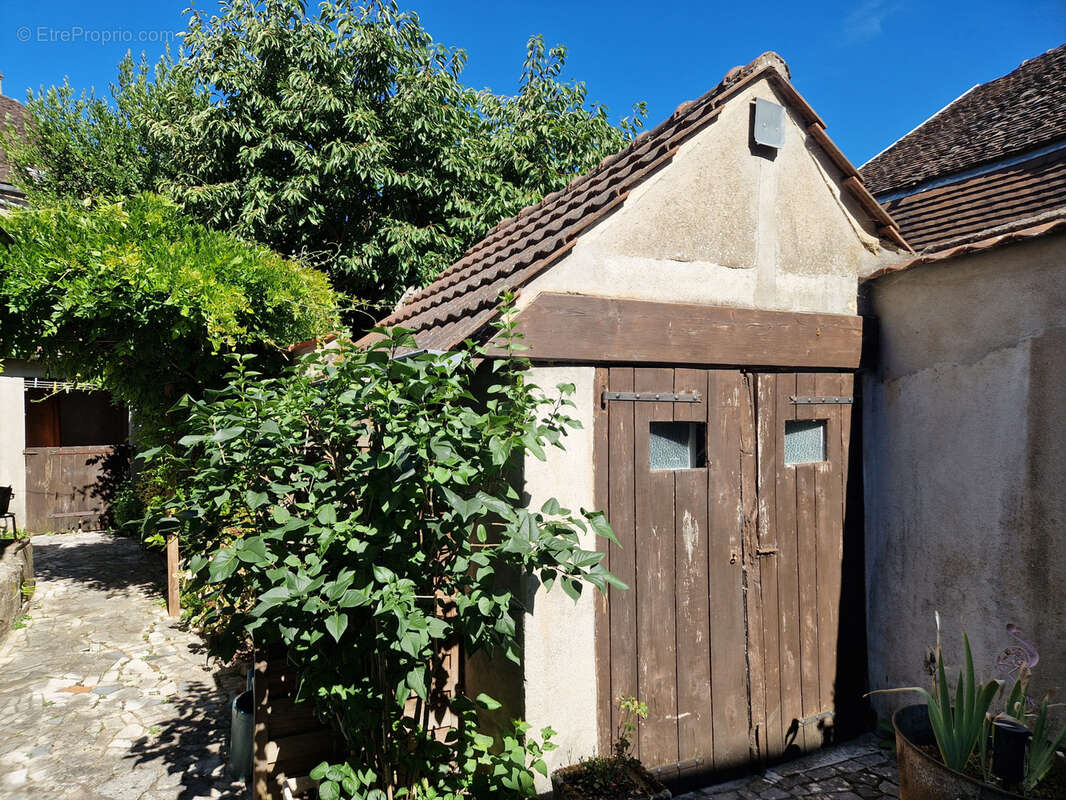 AUTUN - idéal investisseur - immeuble composé de 3 appartements, avec dépendances et cour - photo 29
