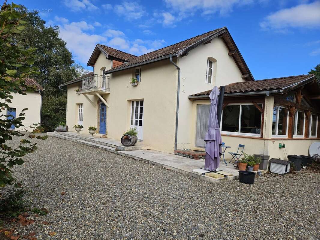 Maison à LABATUT-RIVIERE