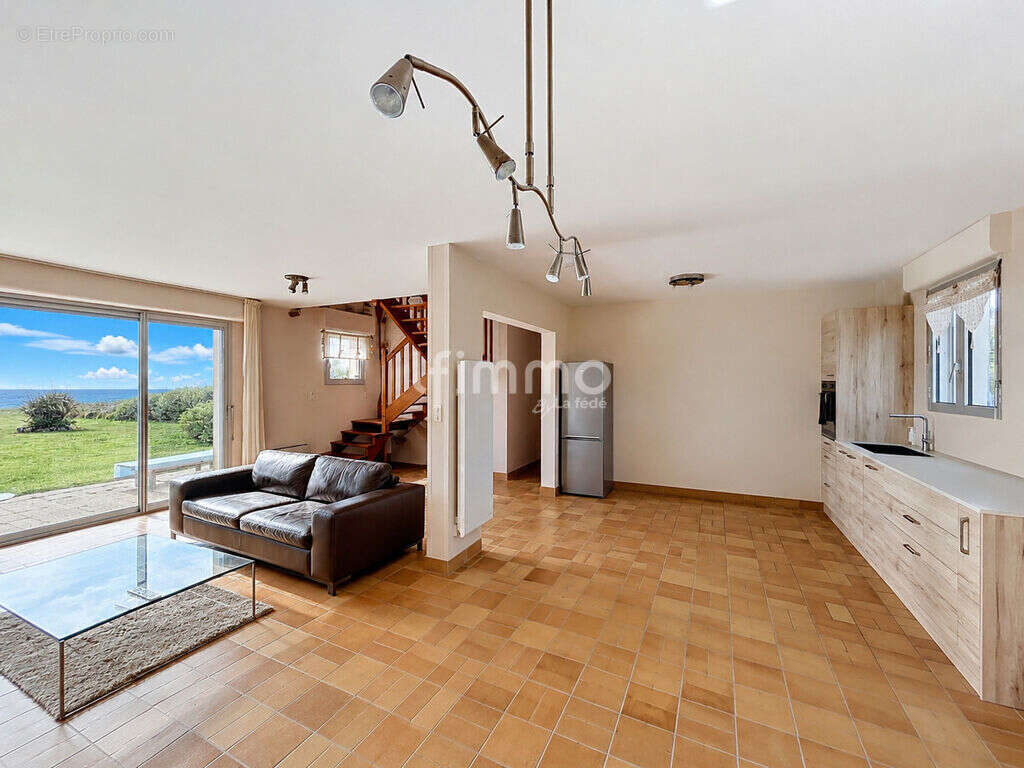 Maison, 4 pièces, de 13O m² à Plomodiern 29550 - photo 4