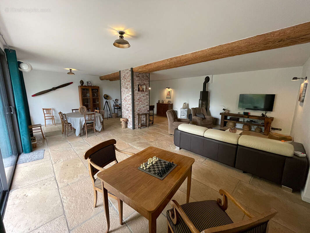 VILLECROZE, vaste bâtisse de 790 m² avec dépendances, garage et piscine - photo 7
