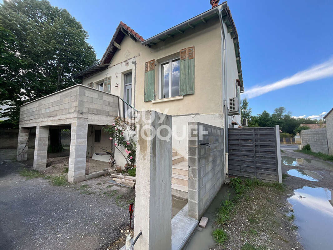 Maison à ENTRAIGUES-SUR-LA-SORGUE