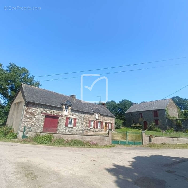 Maison à NEANT-SUR-YVEL