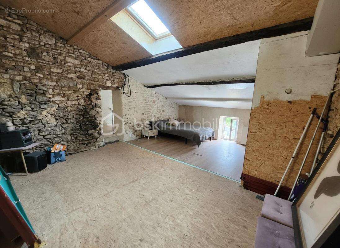 Maison de caractère en pierre – Cadre bucolique – Fort potentiel - photo 9